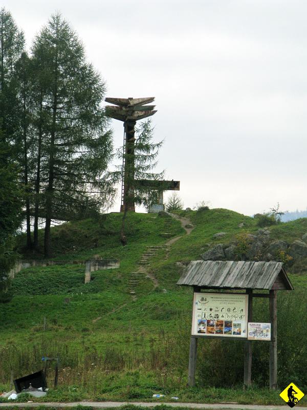 foto 089.jpg - Wracamy od Szlembarku drogą 969, którą mieliśmy jechać w przeciwnym kierunku. Droga się dłuży w nieskończoność. Jedziemy nie rozmawiając ze sobą, Ciężarówki mijają nas na 0,5m. Zero szacunku. Koniec sezonu. PoZdRaWiAm.